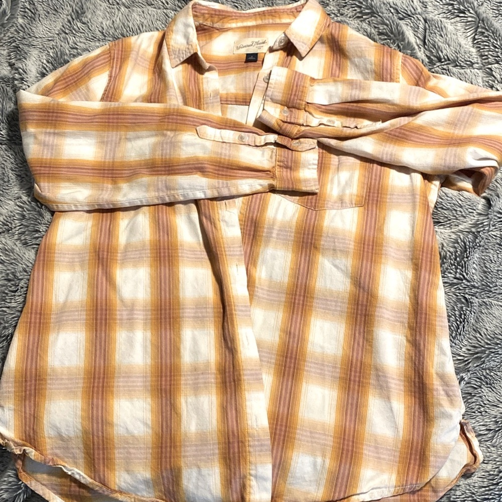 Universal thread button down